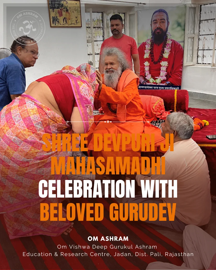 Shree Vishwaguru Swami Maheshwarananda blessing devotees at Kailash Ashram.